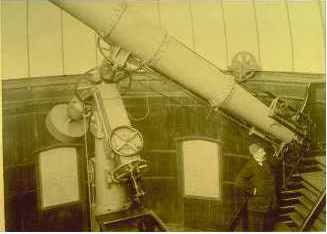 Vincenzo Cerulli accanto al telescopio Cooke.